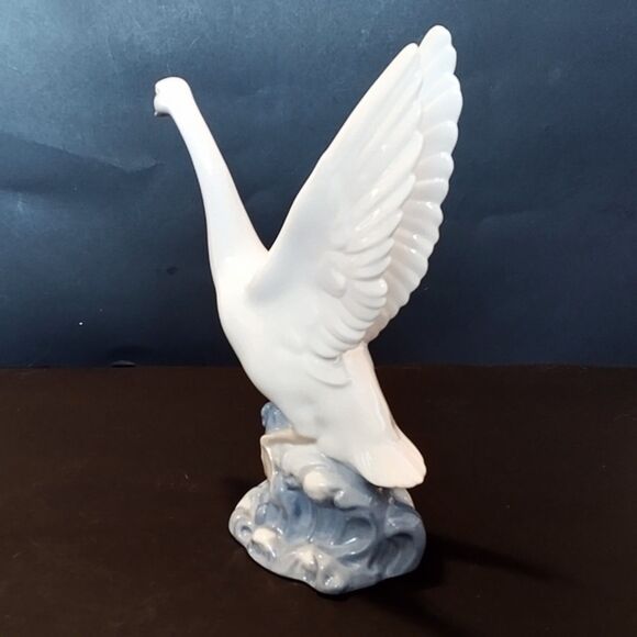 Lladro NAO Flying Swan Porcelain Figurine - Picture 4 of 6
